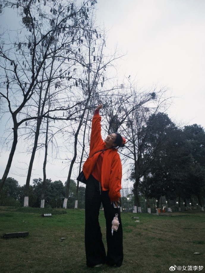 李梦晒照:真实的季节不停更迭 心里的季节始终如一