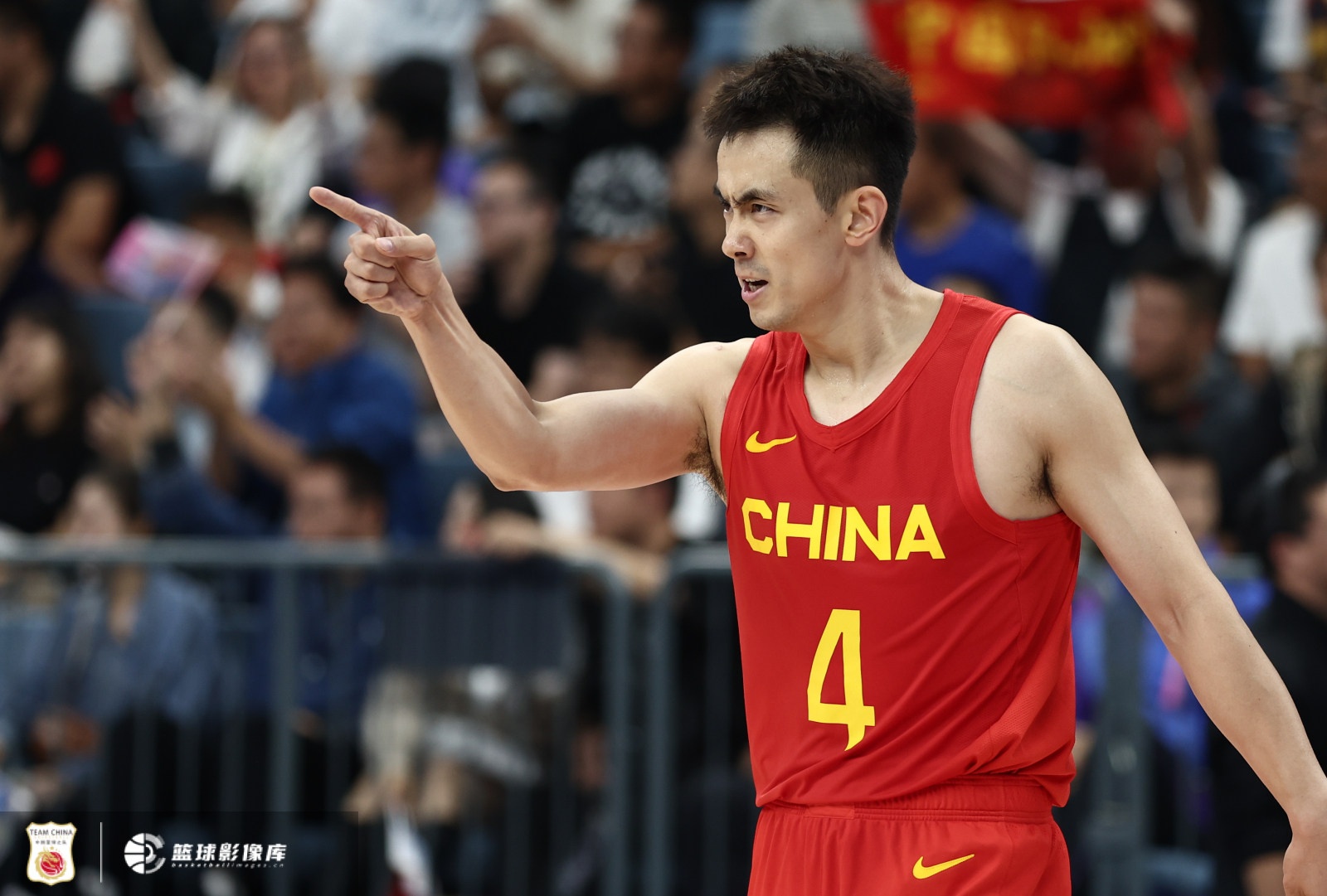攻防俱佳!赵继伟半场拿到6分1板4助2断 正负值+14