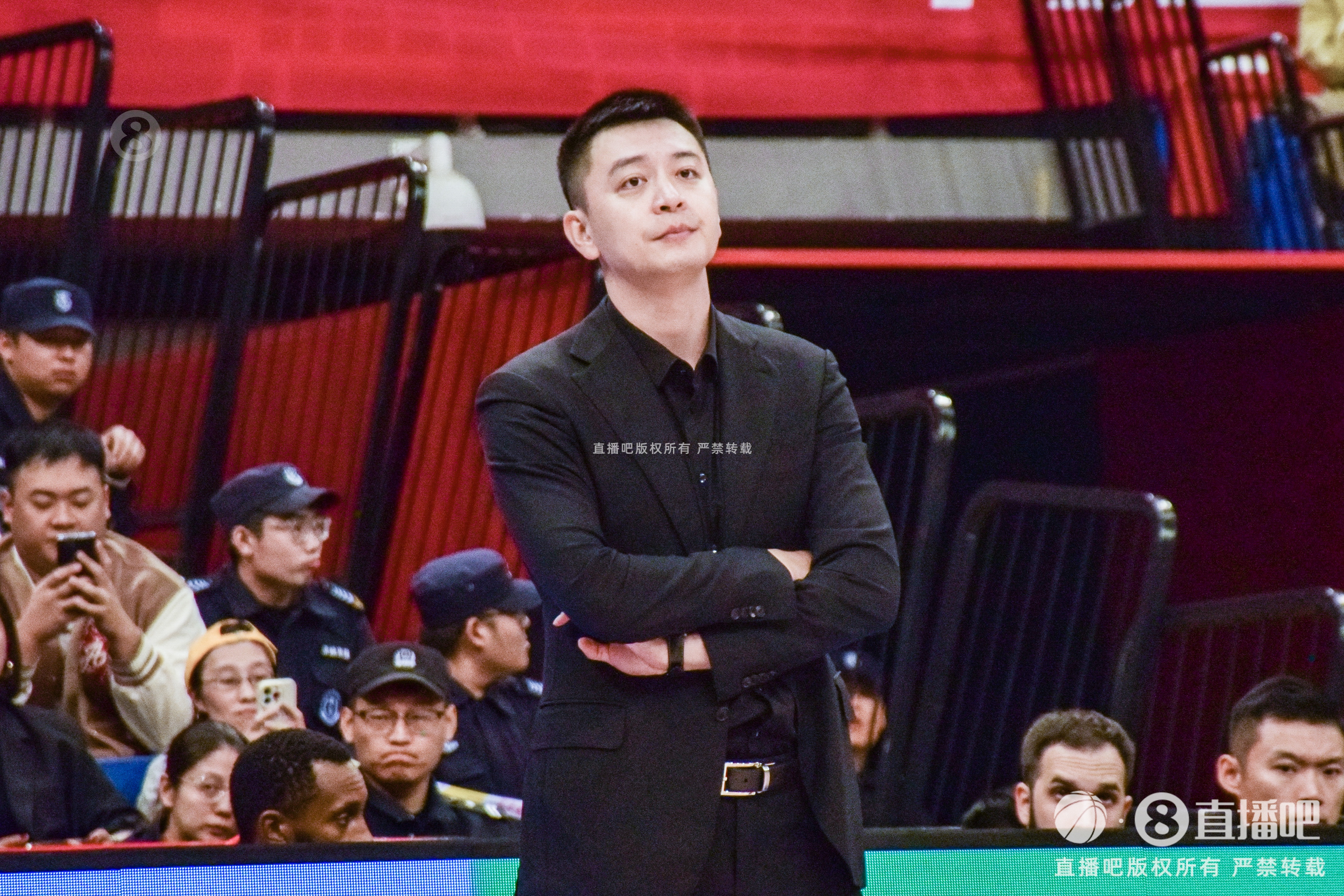 媒体人:辽宁队第二节没有应变打得太差了 只靠半转换投篮可不行