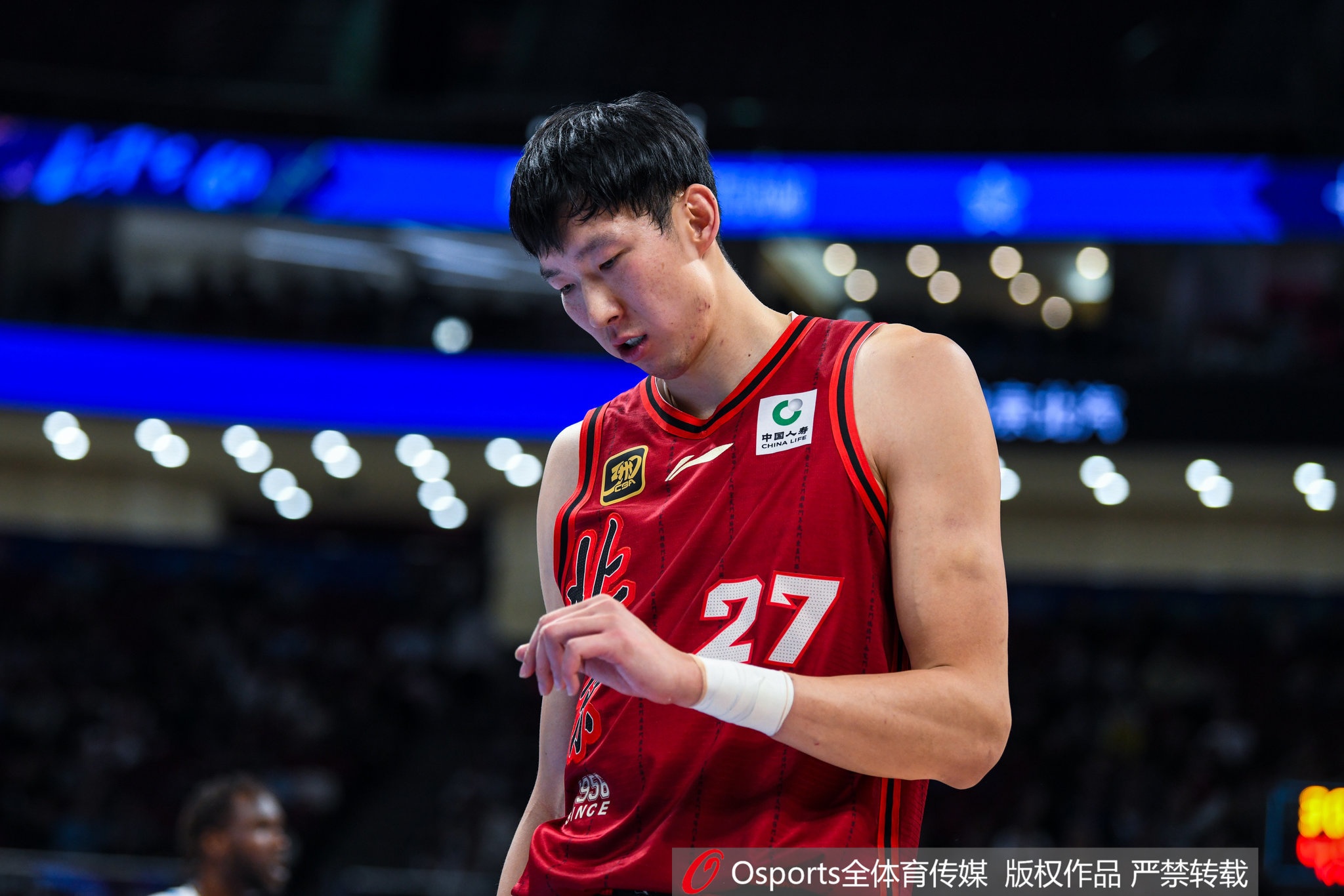  直播吧：周琦已经做完角膜缝合手术